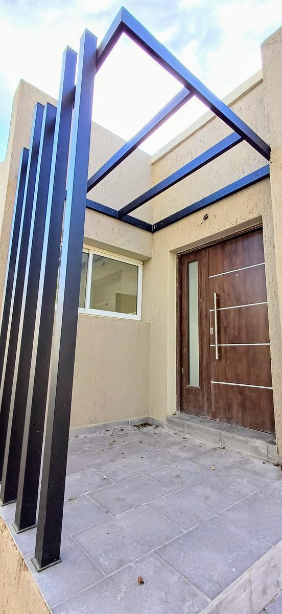 Divina Casa a Estrenar de Diseños Exclusivos, Gas Natural y Excelente Ubicación Céntrica! 4