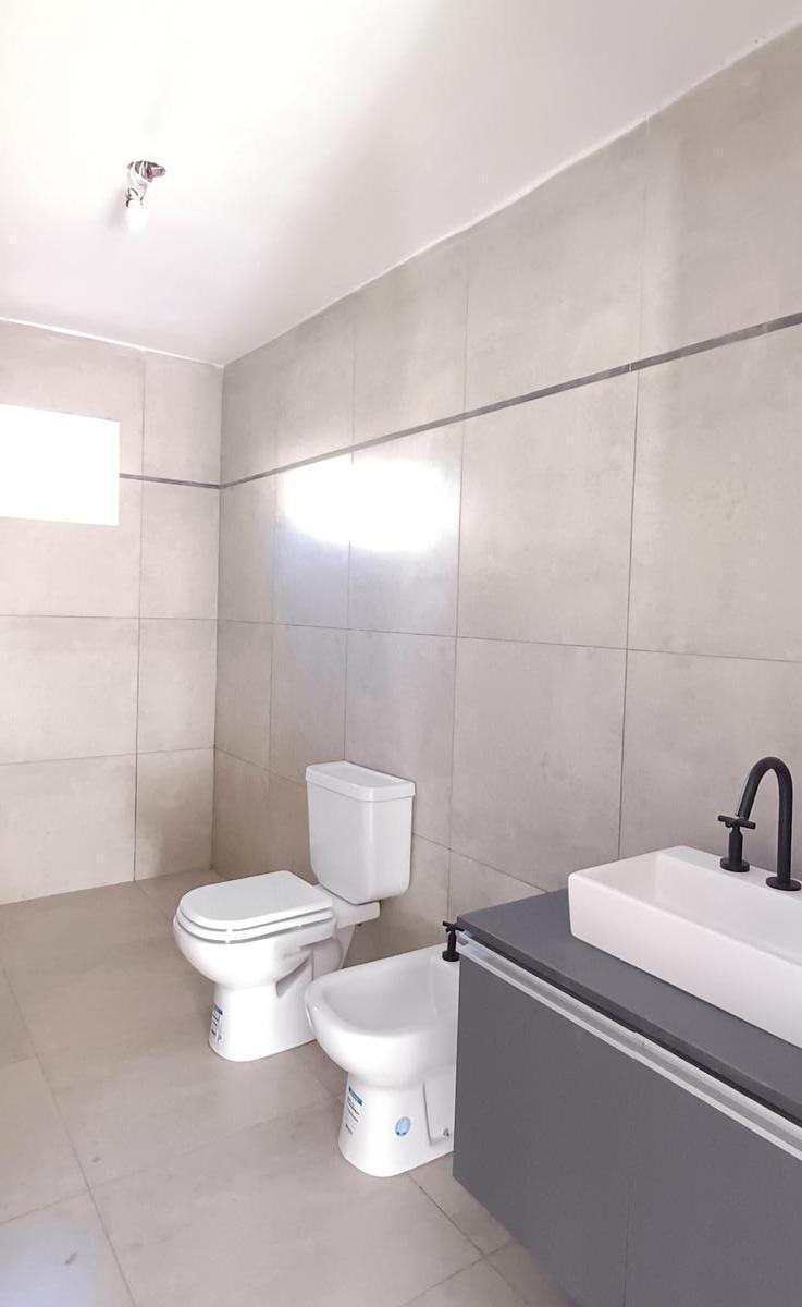 Divina Casa a Estrenar de Diseños Exclusivos, Gas Natural y Excelente Ubicación Céntrica! 3