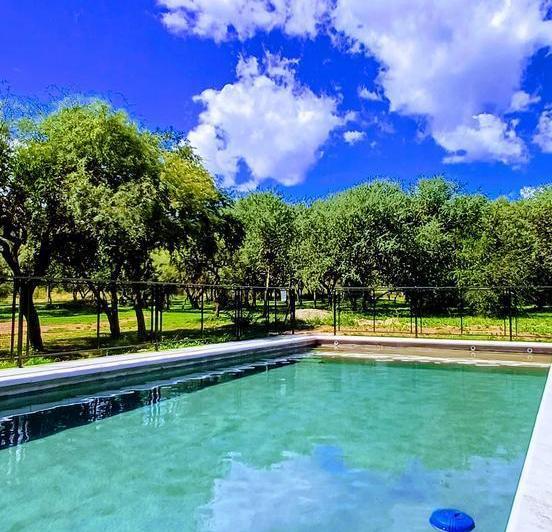 Chalet con super piscina y parque en alquiler temporario