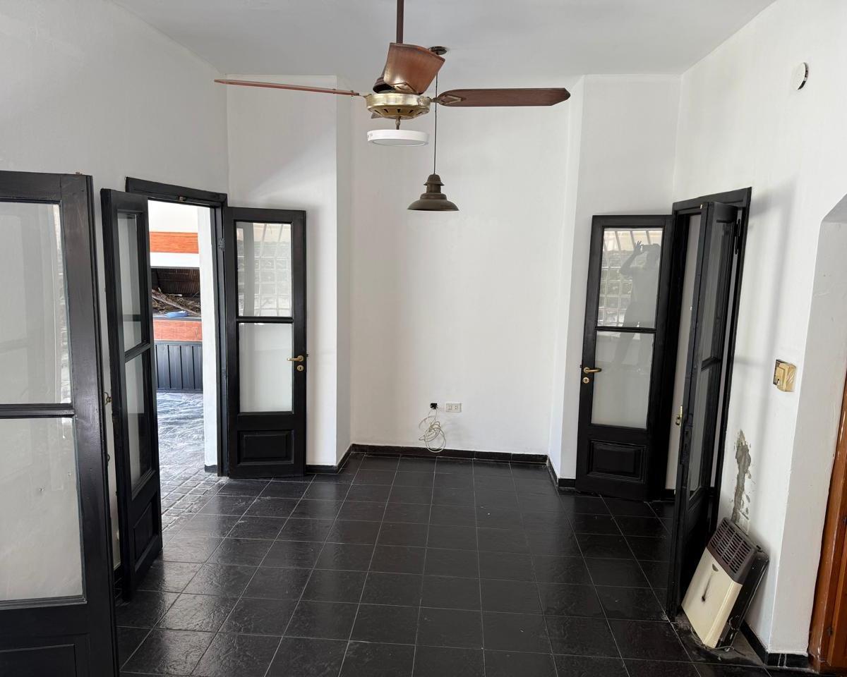 Casa en Venta Amplia con Jardín y Pileta 1