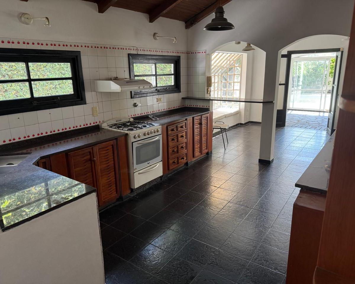Casa en Venta Amplia con Jardín y Pileta 4