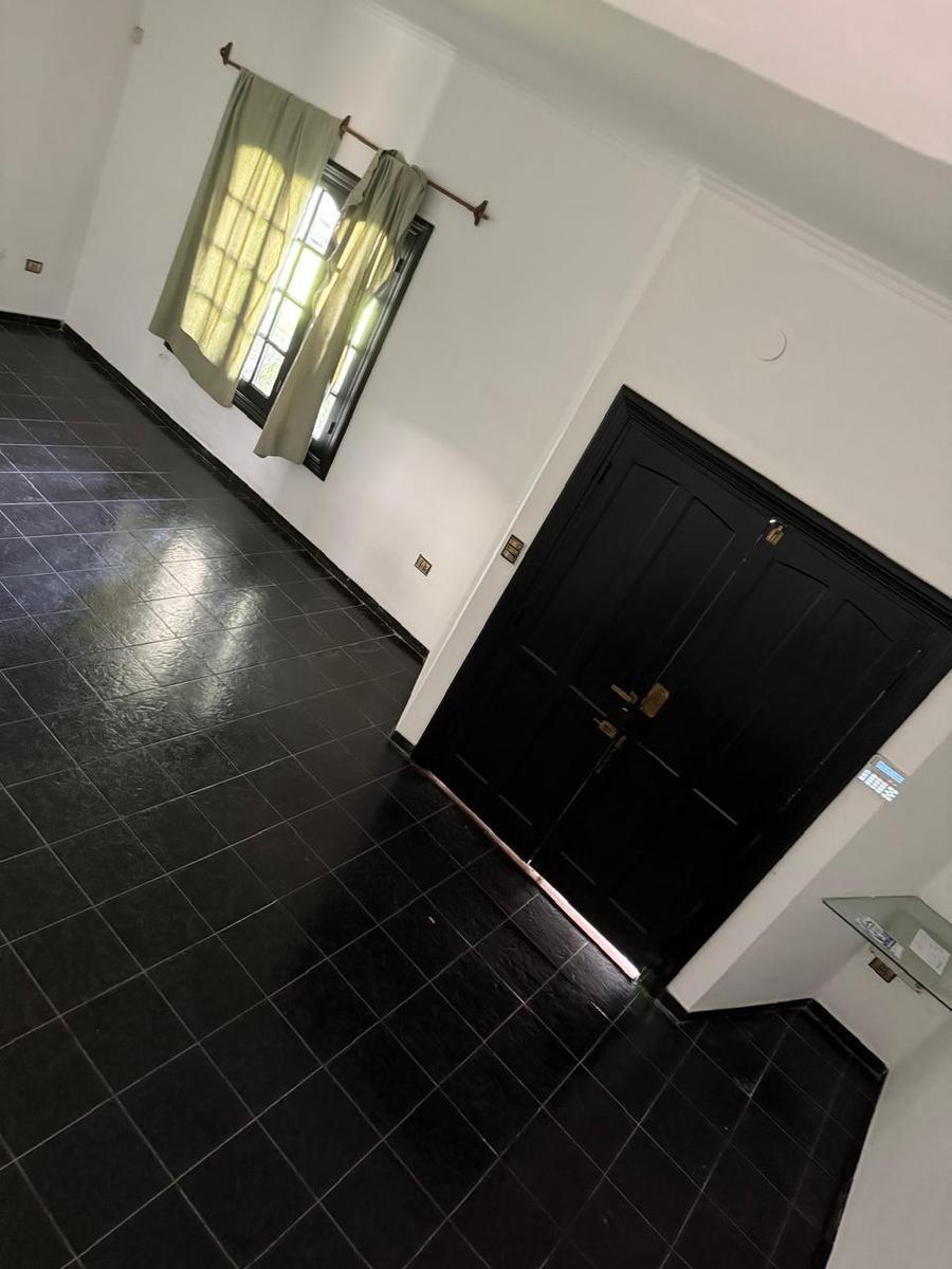 Casa en Venta Amplia con Jardín y Pileta 3