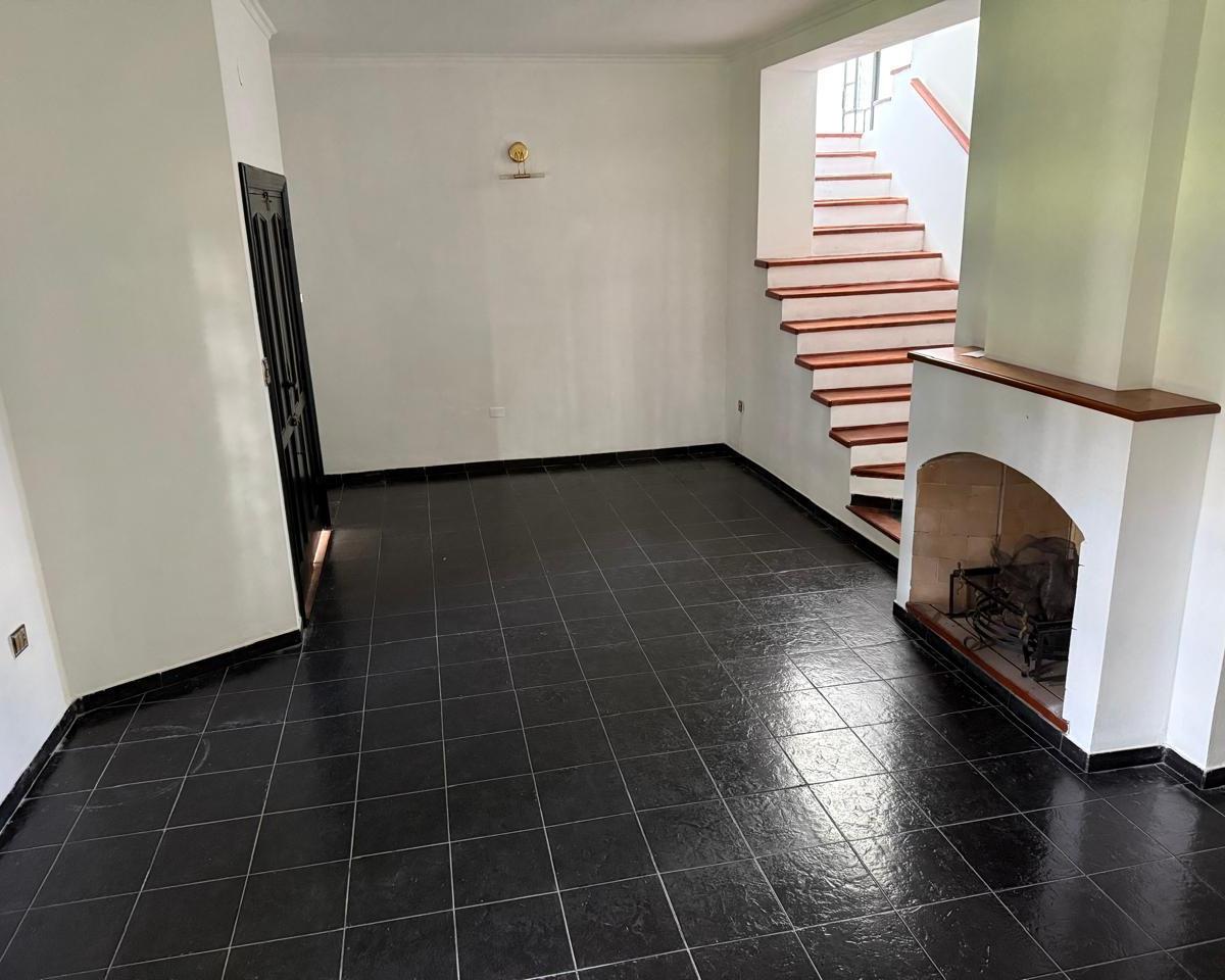 Casa en Venta Amplia con Jardín y Pileta 2
