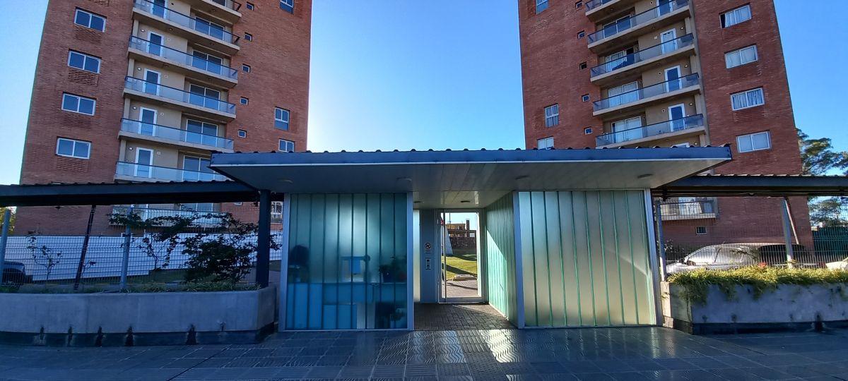 Con COCHERA y PISCINA