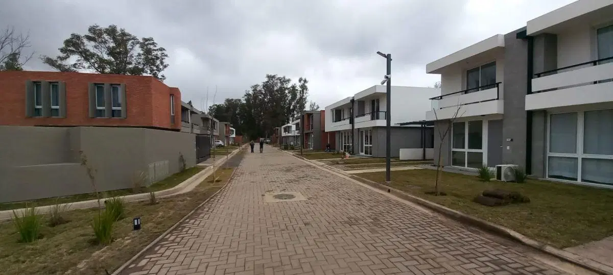 CASA DE PRIMER NIVEL - COMPLEJO LAS VERAS - ZONA VALLE ESCONDIDO 2