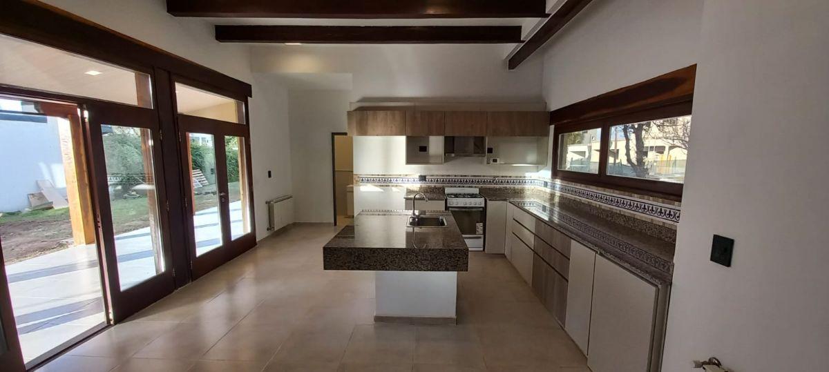 Foto de ABERTURAS EN MADERA DVH - EXCELENTE UBICACION, imagen 2