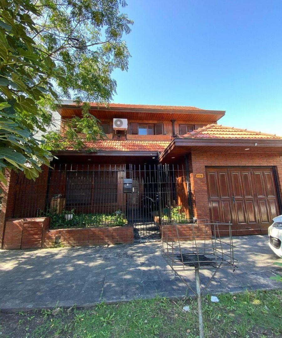 Casa en 2 plantas con quincho y pileta