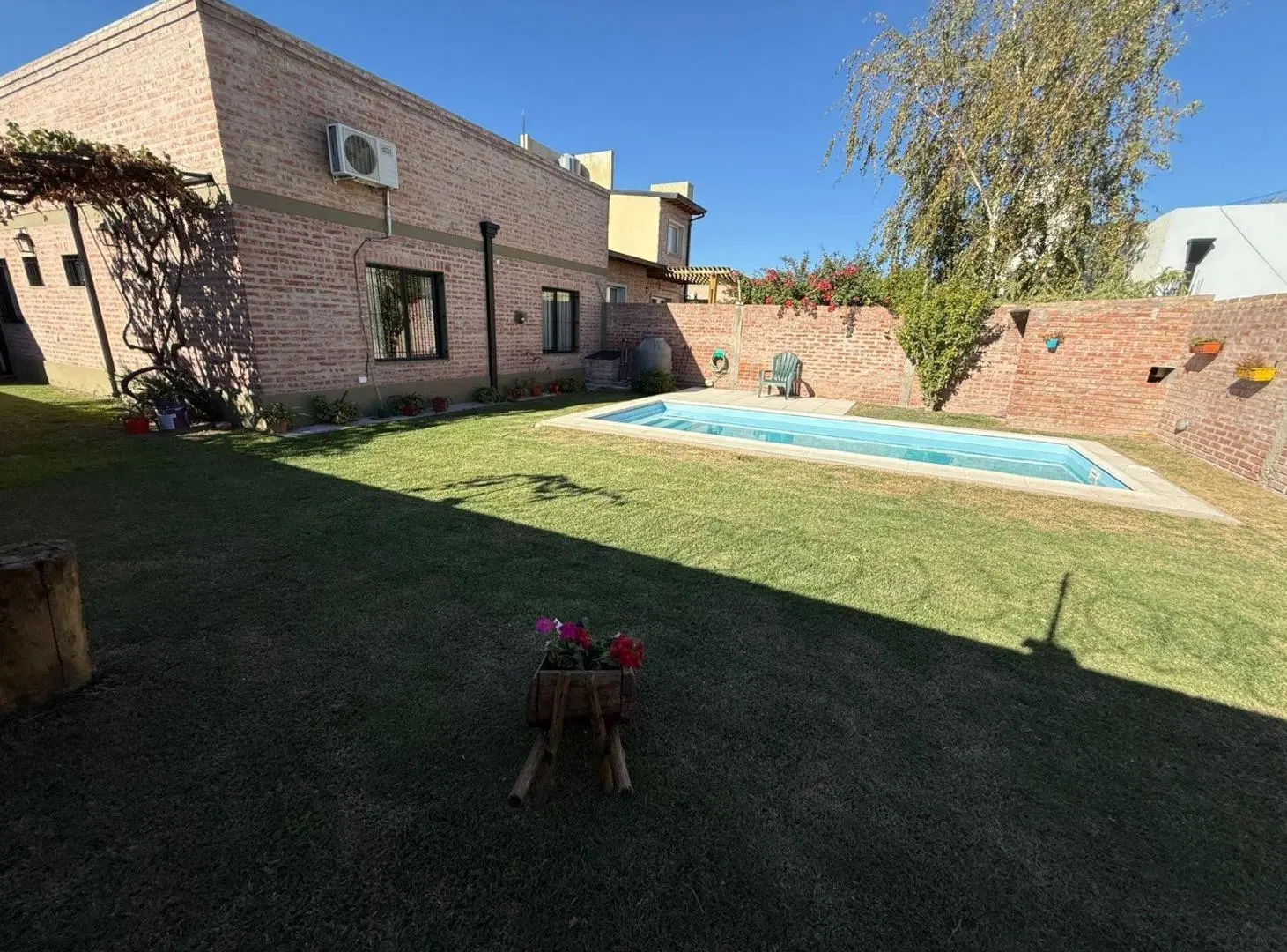 Casa 3 hab, oficina, quincho y patio con pileta General Roca 3