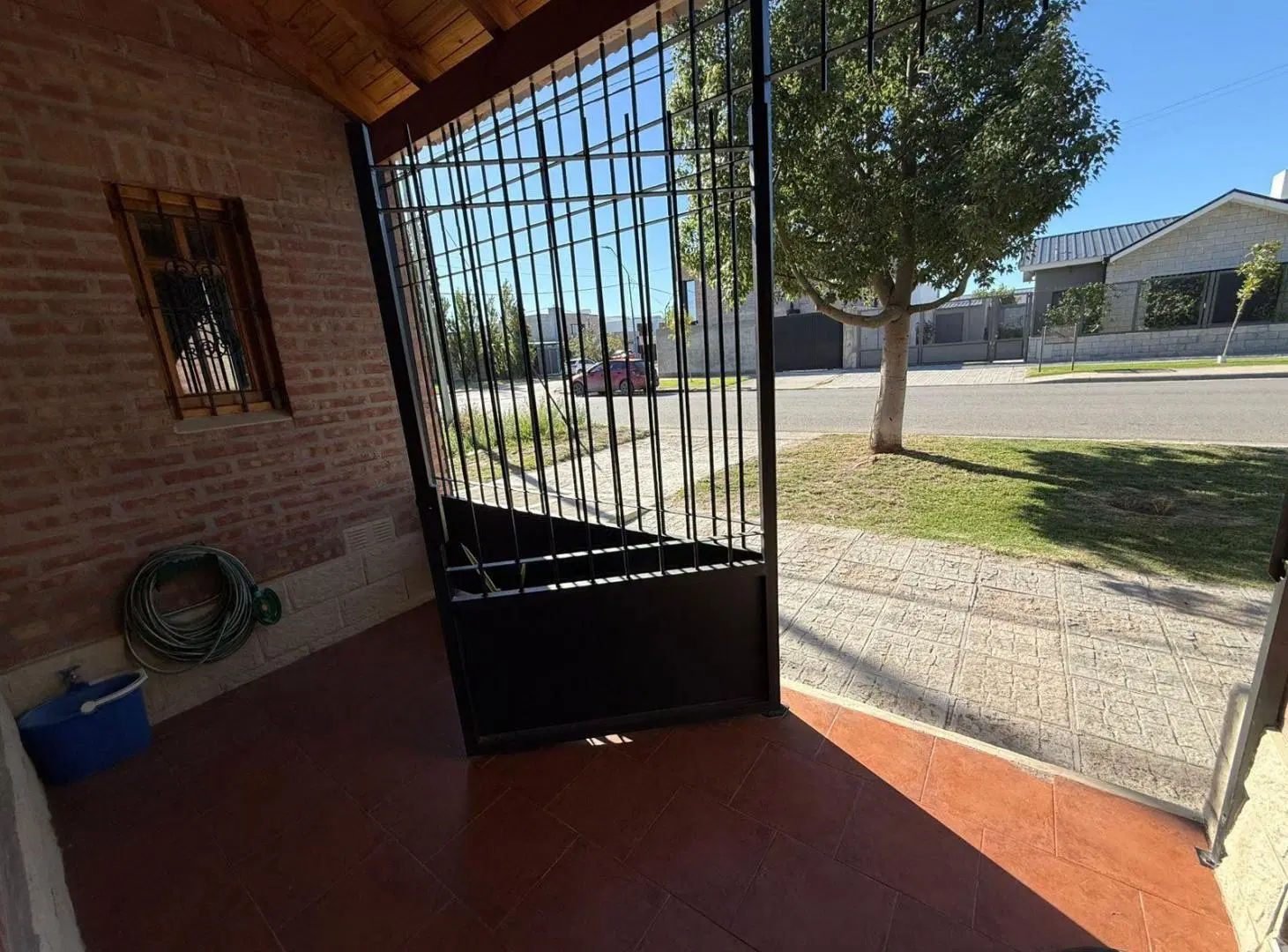 Casa 3 hab, oficina, quincho y patio con pileta General Roca 4