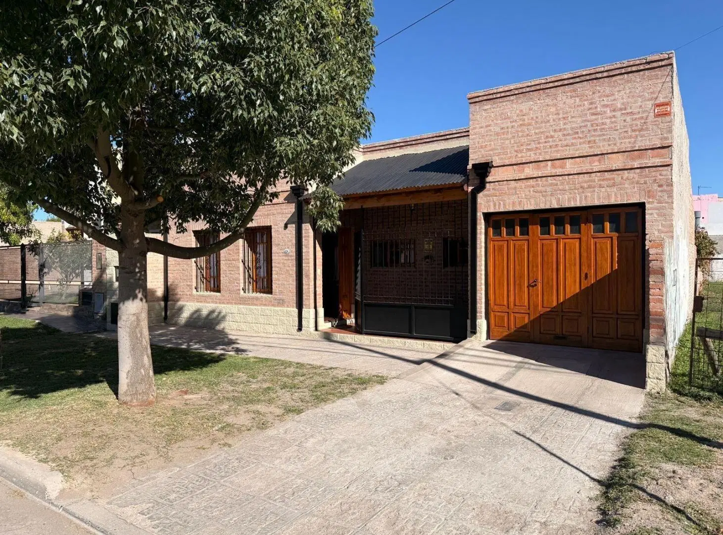 Casa 3 hab, oficina, quincho y patio con pileta General Roca 2