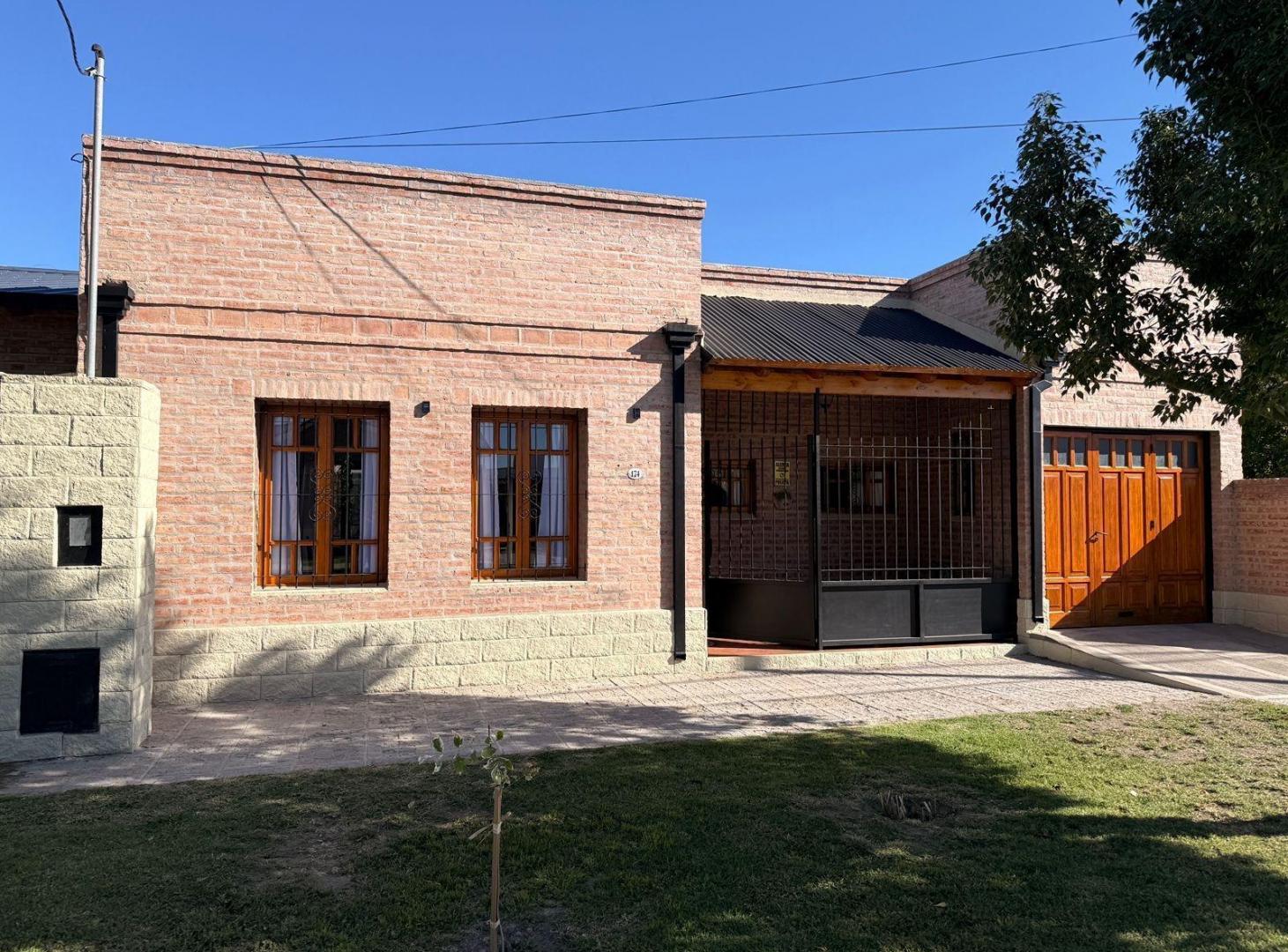 Casa 3 hab, oficina, quincho y patio con pileta General Roca