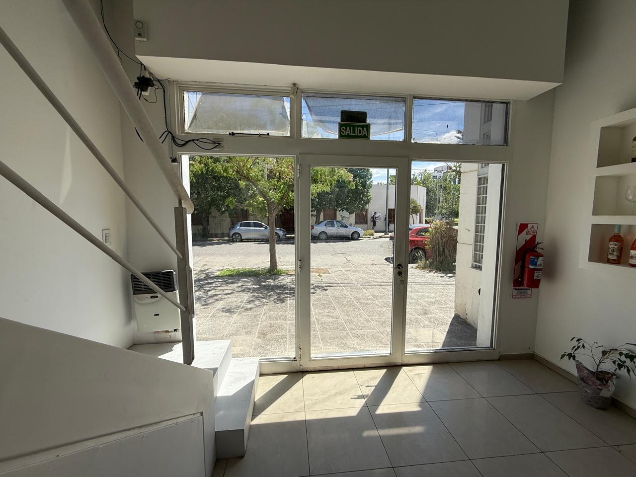 Foto de Local 75 m2 pleno centro - General Roca, imagen 1