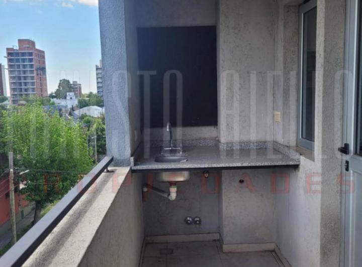 VENTA DEPARTAMENTO 2 AMBIENTES CON BALCON Y COCHERA, QUILMES CENTRO.