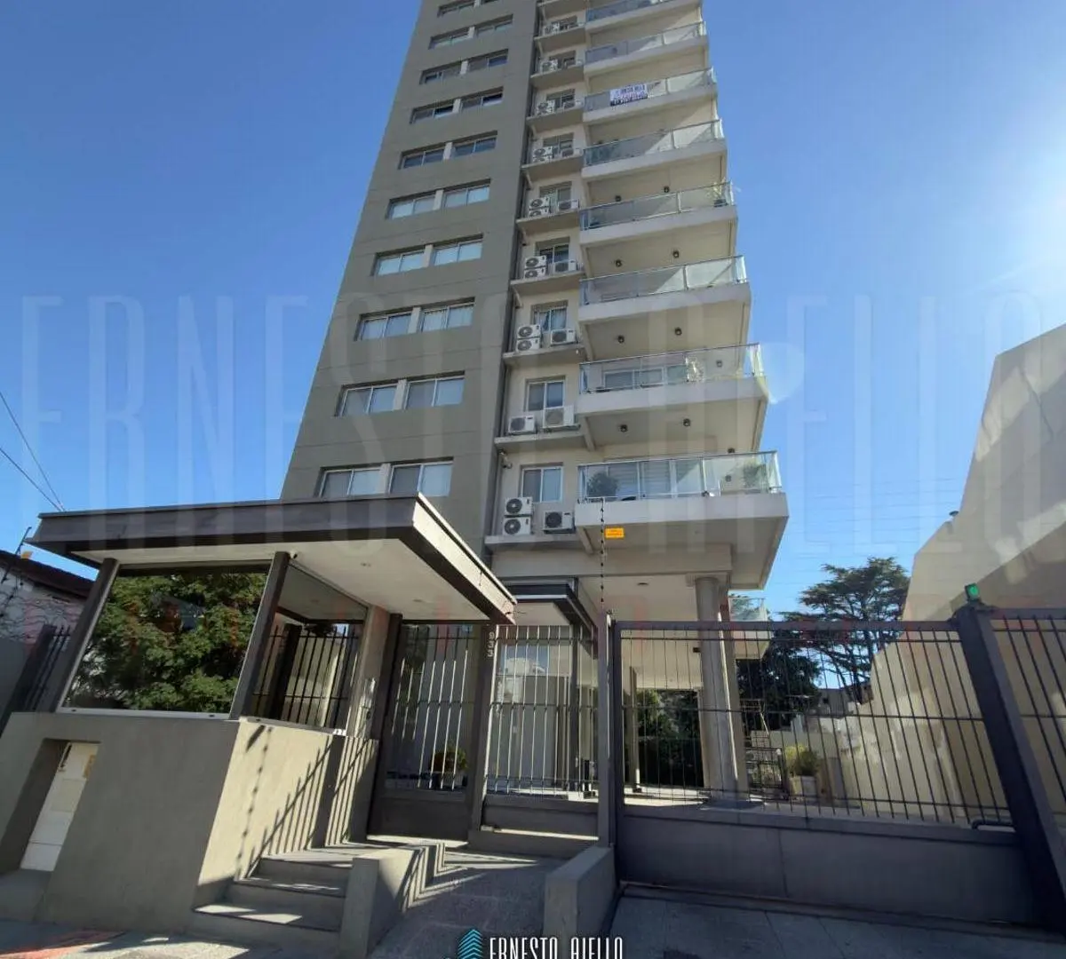 ¡ALQUILER DEPTO TRES AMBIENTES CON BALCON Y COCHERA EN SUBSUELO, QUILMES CENTRO! 2