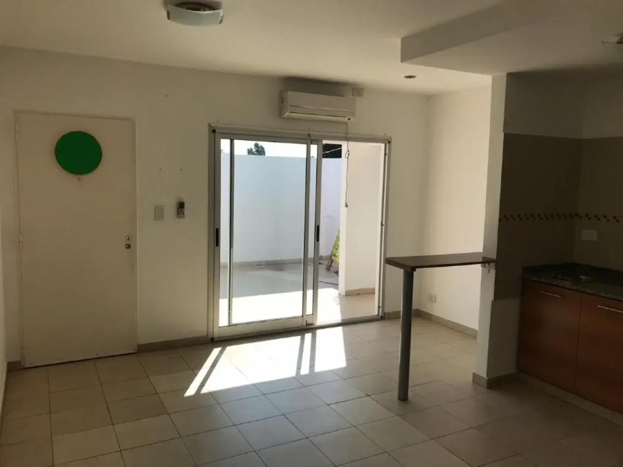 ALQUILER DEPTO 2 AMBIENTES EN PRIMER PISO POR ESCALERA, QUILMES OESTE. 1