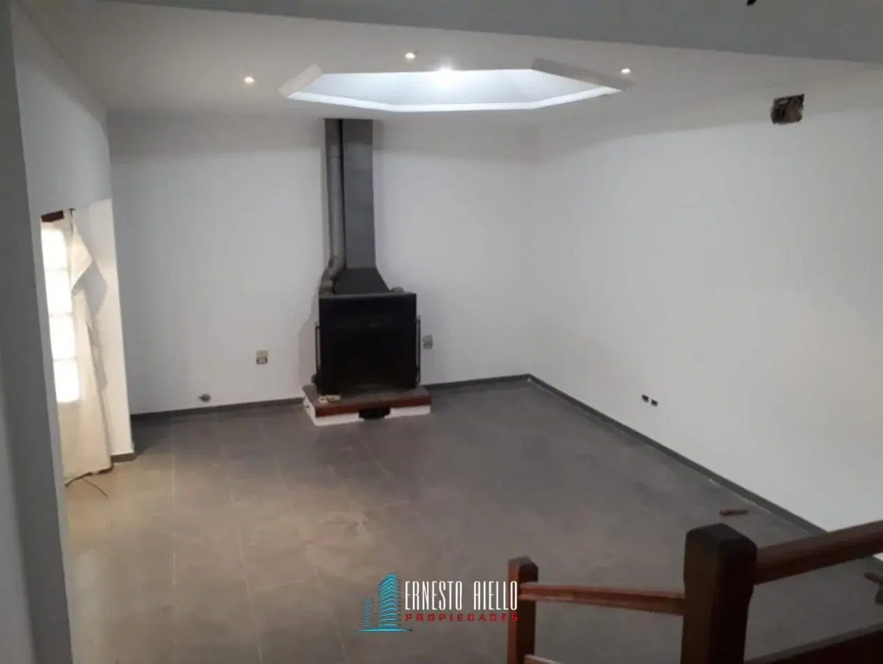 VENTA CASA DE TRES AMBIENTES MAS ESTUDIO CON POTENCIAL REAL DE HACER MAS DORMITORIOS, COCHERA PARA V 8