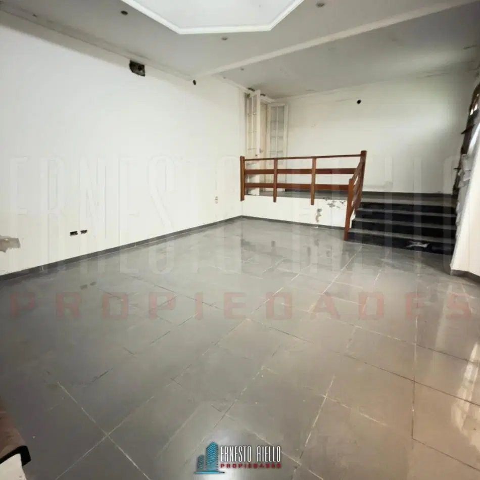 VENTA CASA DE TRES AMBIENTES MAS ESTUDIO CON POTENCIAL REAL DE HACER MAS DORMITORIOS, COCHERA PARA V 5
