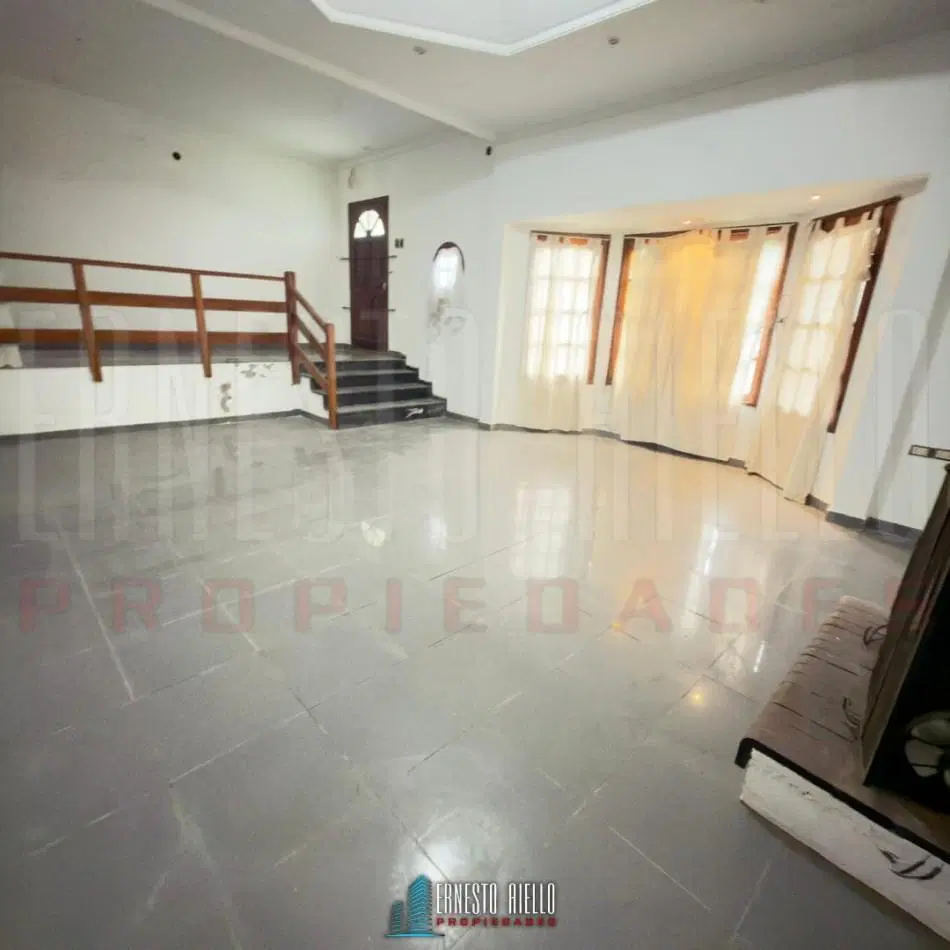 VENTA CASA DE TRES AMBIENTES MAS ESTUDIO CON POTENCIAL REAL DE HACER MAS DORMITORIOS, COCHERA PARA V 3