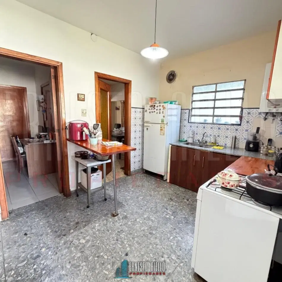 VENTA DE CASA SOBRE LOTE DE 225 M², 3 AMBIENTES. MATHEU ENTRE MORENO Y SAN MARTIN, QUILMES CENTRO. 4
