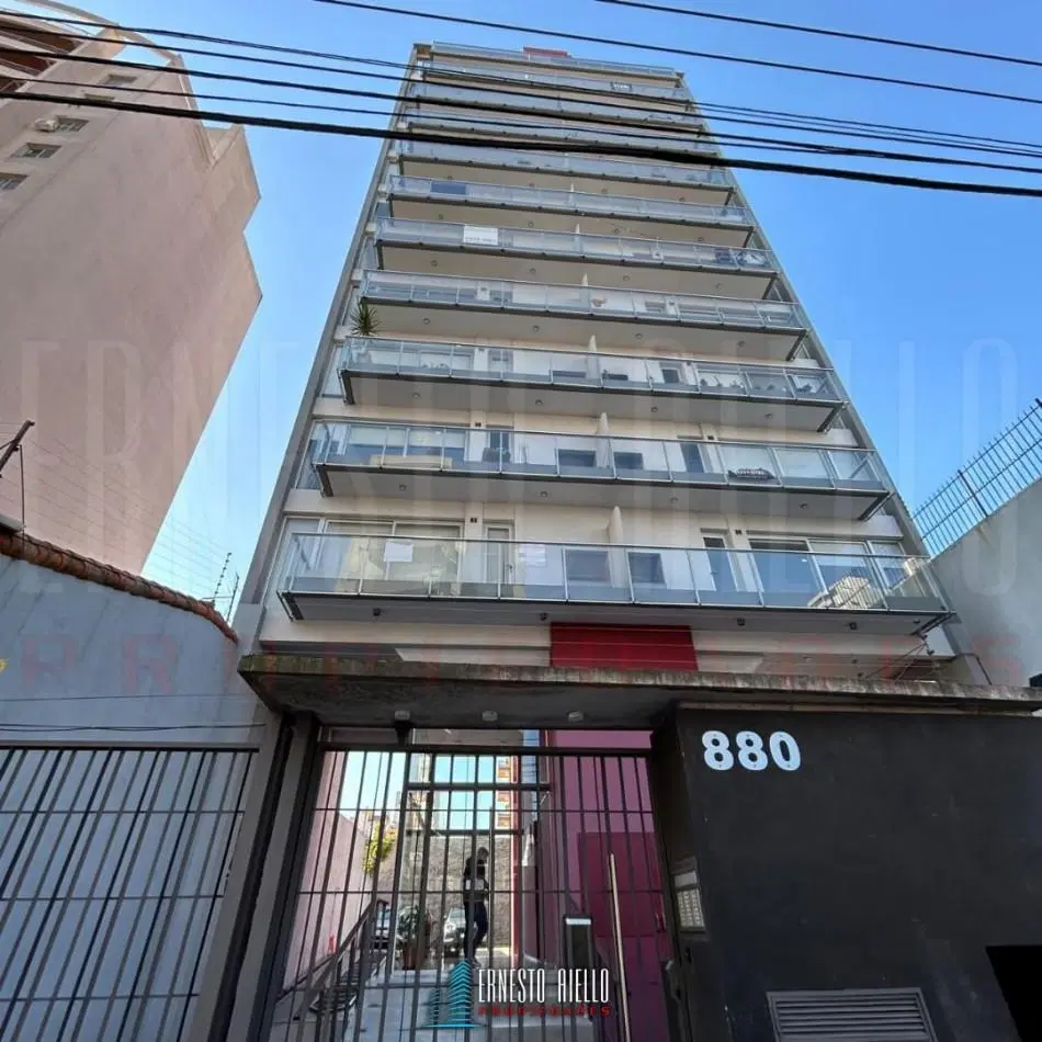 ALQUILER DEPARTAMENTO 2 AMBIENTES CON COCHERA DESCUBIERTA Y BALCON CON PARRILLA, QUILMES CENTRO. 1