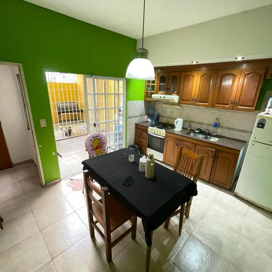 VENTA TRIPLEX 4 AMBIENTES CON COCHERA, QUILMES CENTRO. 2