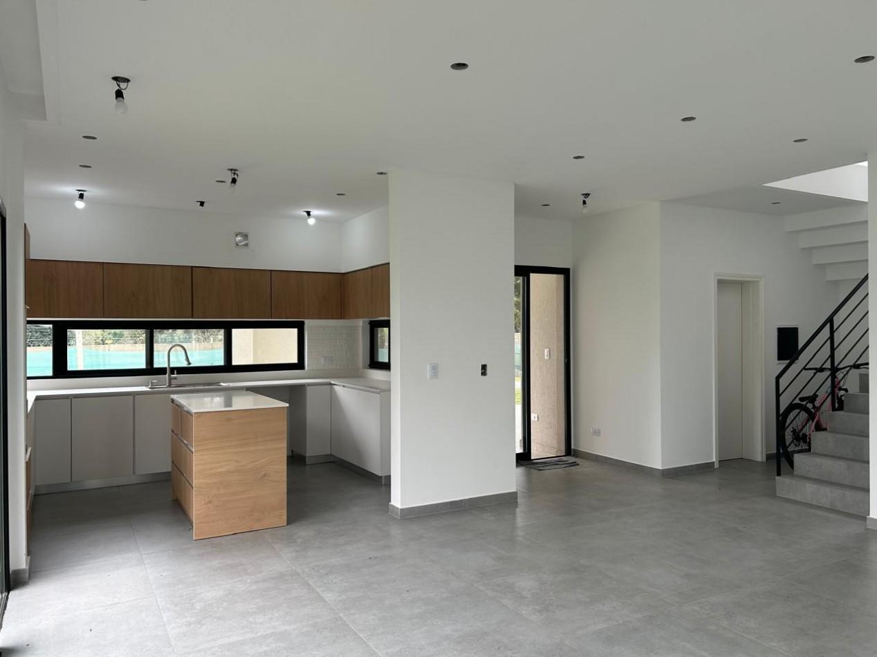 Foto de CASA EN VENTA CUATRO AMBIENTES CON PISCINA, imagen 3