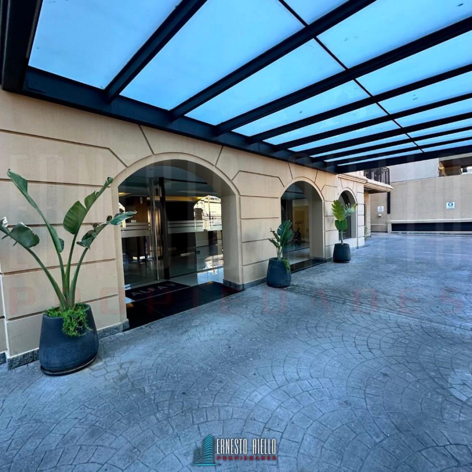 Foto de VENTA ESPECTACULAR SEMIPISO DE 4 AMBIENTES CON 2 COCHERAS, 2 BAULERAS Y, imagen 1