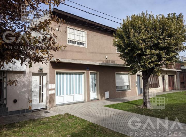 Venta de Casa en Rosario de 4 dormitorios cochera jardin patio terraza y cochera 3