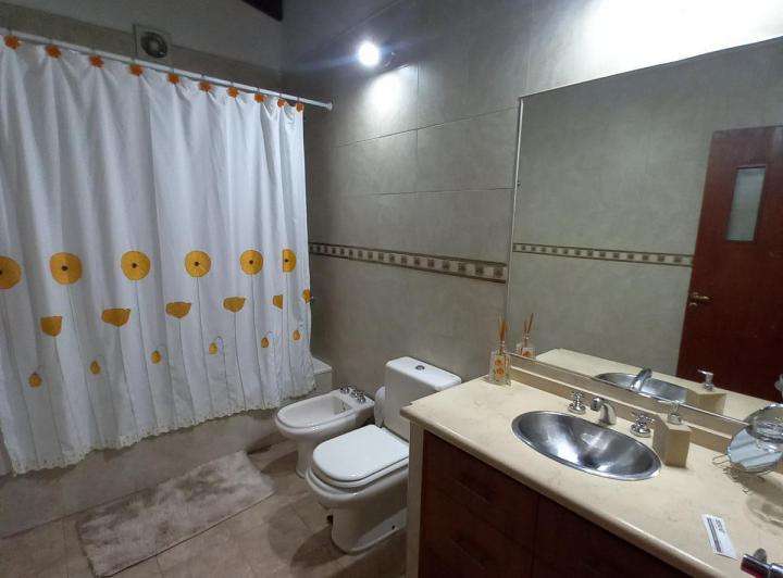 Venta de Casa en Rosario de 4 dormitorios cochera jardin patio terraza y cochera 4