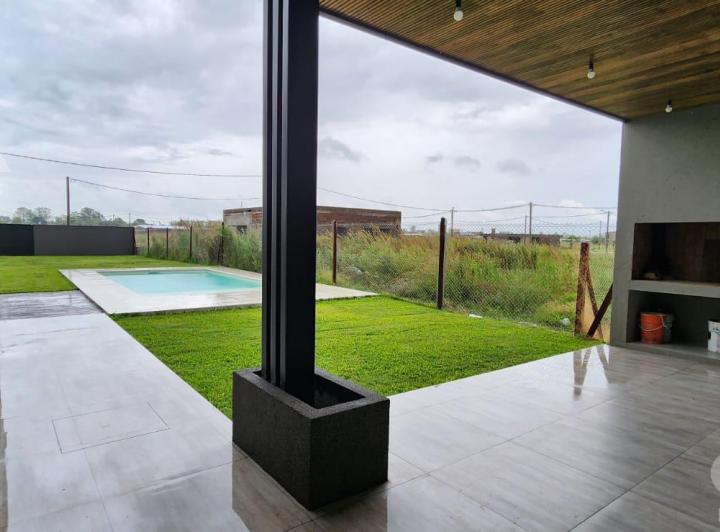 Foto de Venta de Casa en Ibarlucea de 3 dormitorios con pileta y parrillero, imagen 1