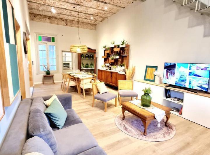 Casa al frente reciclada a nueva, 3 dormitorios, patio y terraza con parrillero y pileta