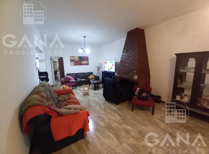 Venta de casa al frente 3 dormitorios cochera, patio verde, pileta y quincho. Apta credito 2