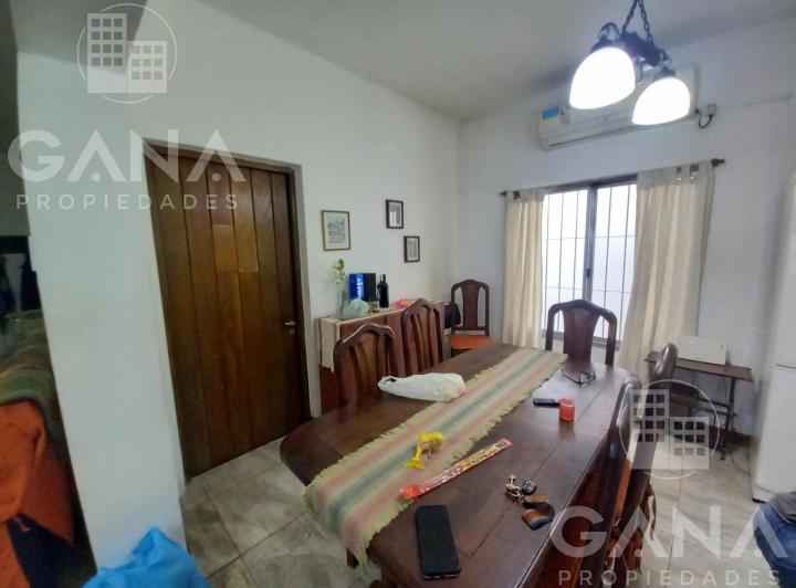 Venta de casa al frente 3 dormitorios cochera, patio verde, pileta y quincho. Apta credito 4