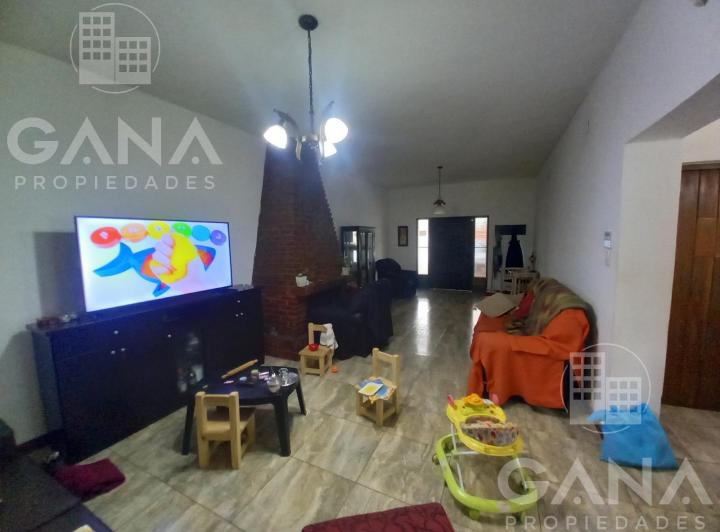 Venta de casa al frente 3 dormitorios cochera, patio verde, pileta y quincho. Apta credito 3
