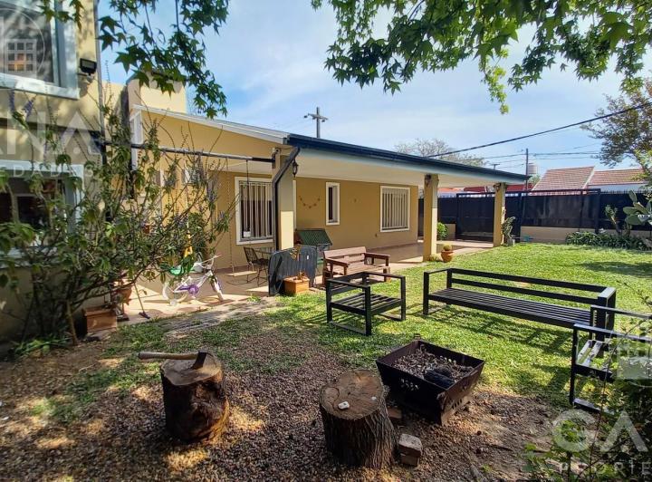 Venta Increible casa en Alberdi rosario, 2 dormitorios, living, cocina separada, excelente jardin pa 2