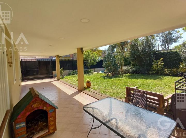 Venta Increible casa en Alberdi rosario, 2 dormitorios, living, cocina separada, excelente jardin pa 5