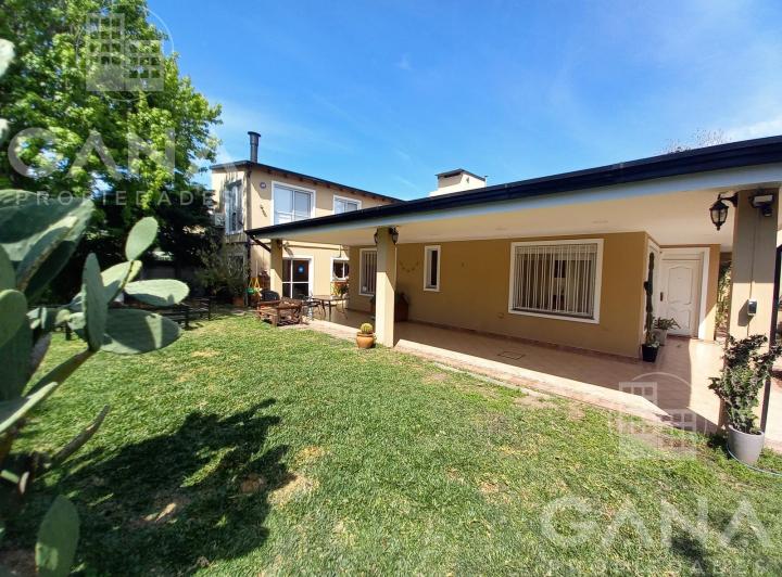 Venta Increible casa en Alberdi rosario, 2 dormitorios, living, cocina separada, excelente jardin pa 4