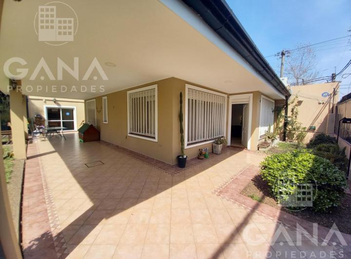 Venta Increible casa en Alberdi rosario, 2 dormitorios, living, cocina separada, excelente jardin pa 3