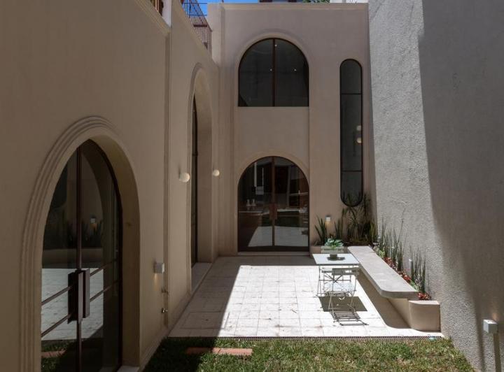 Casa en Venta Pleno Barrio Abasto al frente con 4 dormitorios, cochera , patio,  terraza y pileta. 4