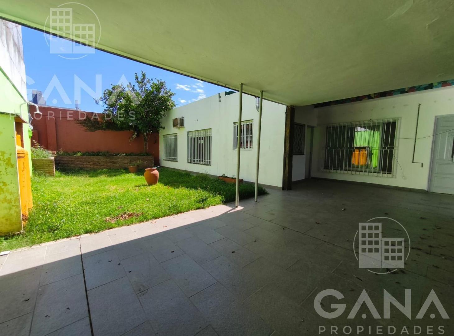 Casa en venta de 2 dormitorios, patios, parrillero y cochera en Alberdi