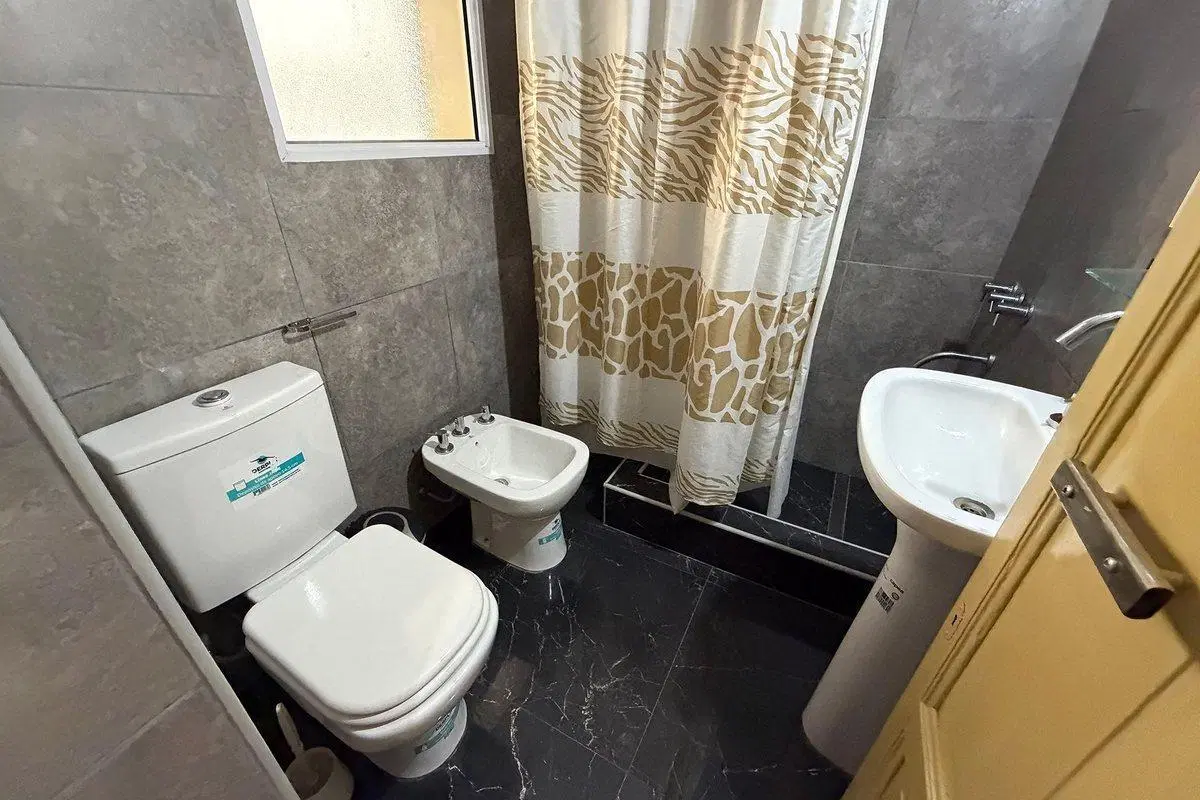 VENTA 2 CASAS EN LOTE UNICO REFACCIONADA – FLORES 8