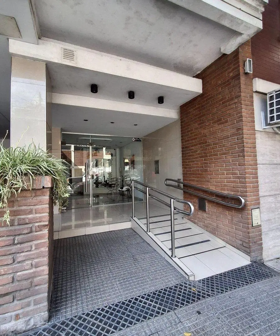 Venta excelente monoambiente con balcon en Flores 2