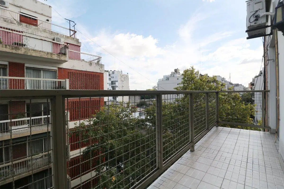 VENTA 4 AMBIENTES + DEPENDENCIA C/ COCHERA FLORES 5
