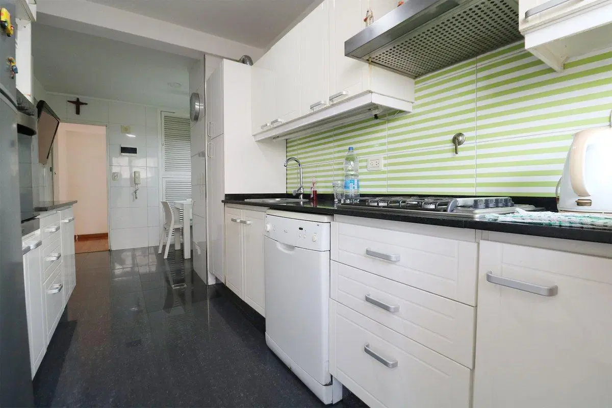 VENTA 4 AMBIENTES + DEPENDENCIA C/ COCHERA FLORES 2
