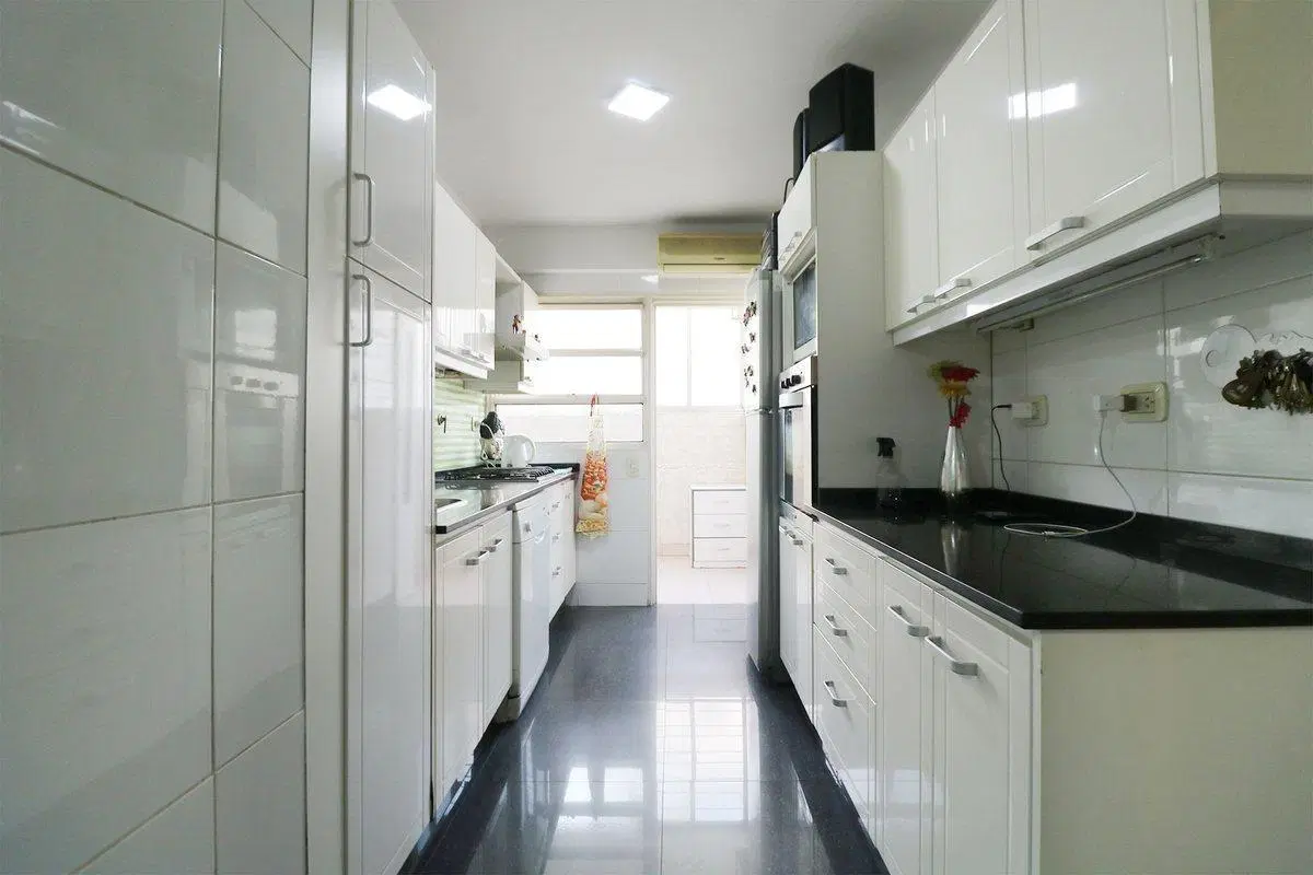 VENTA 4 AMBIENTES + DEPENDENCIA C/ COCHERA FLORES 4