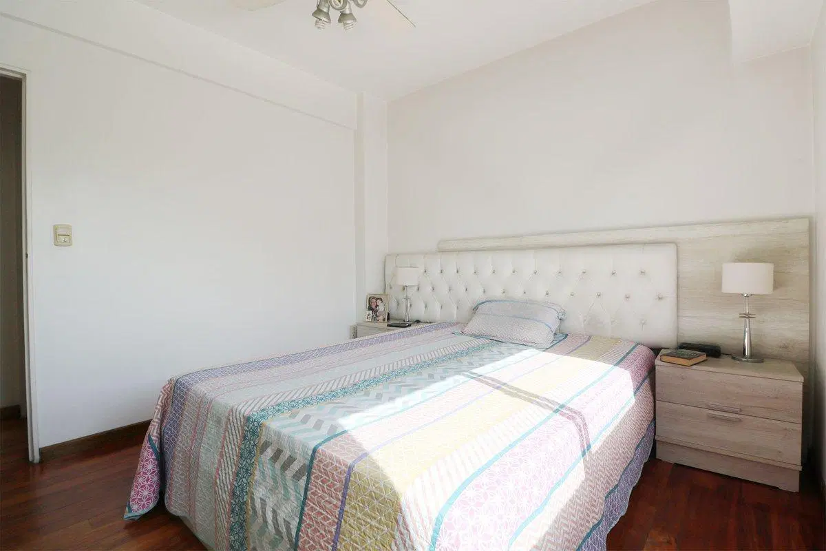 VENTA 4 AMBIENTES + DEPENDENCIA C/ COCHERA FLORES 4