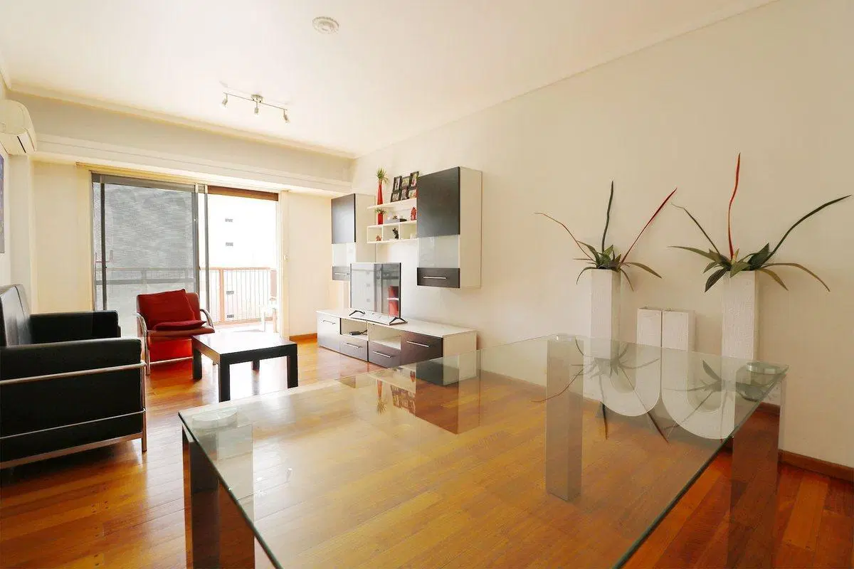 VENTA 4 AMBIENTES + DEPENDENCIA C/ COCHERA FLORES 3