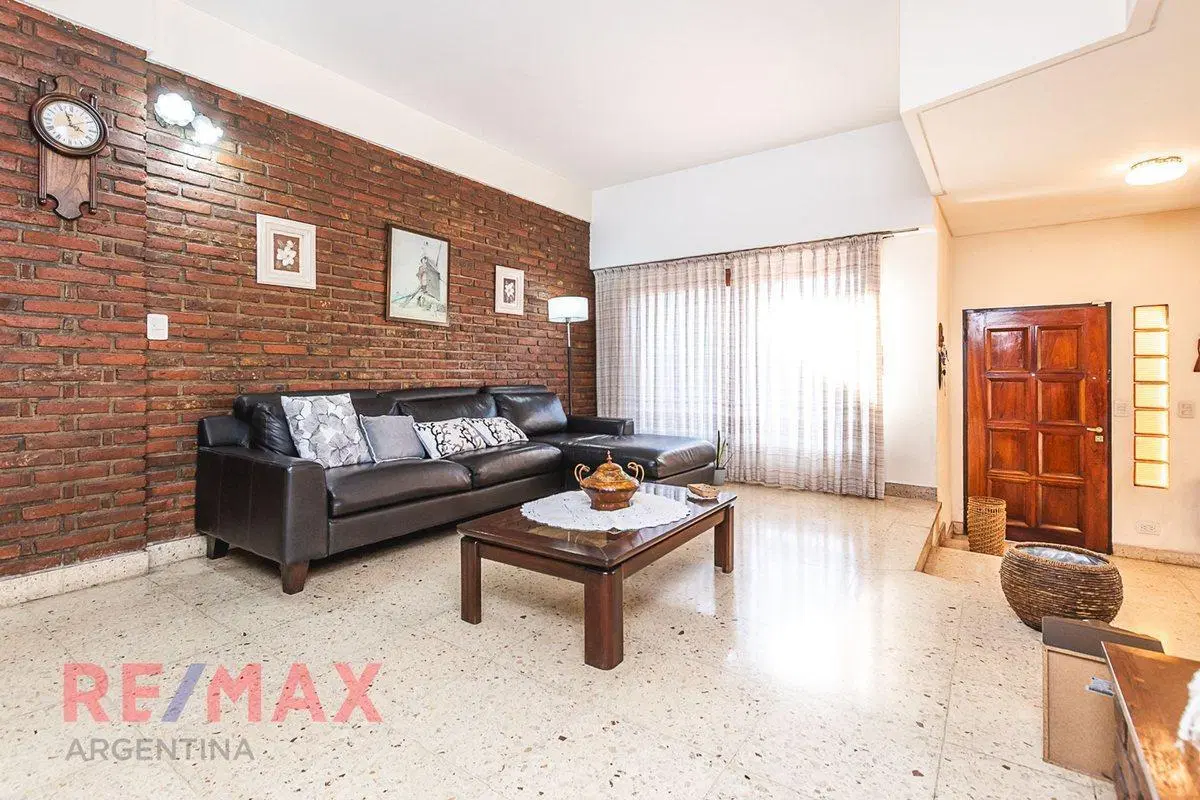 VENTA CASA 4 AMBIENTES CIUDADELA JARDIN COCHERA 4