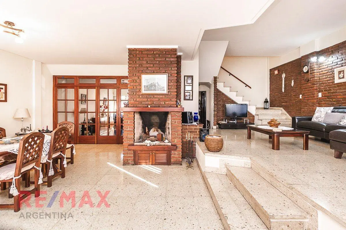 VENTA CASA 4 AMBIENTES CIUDADELA JARDIN COCHERA 8