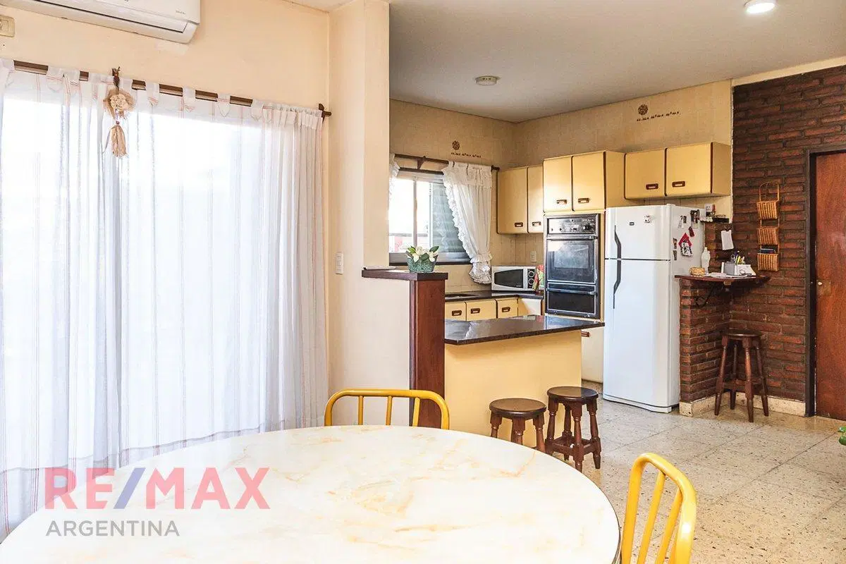 VENTA CASA 4 AMBIENTES CIUDADELA JARDIN COCHERA 2